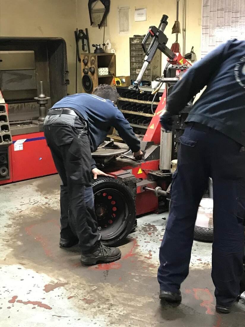 Don werkt aan de bandenwisselmachine in de bandenhal