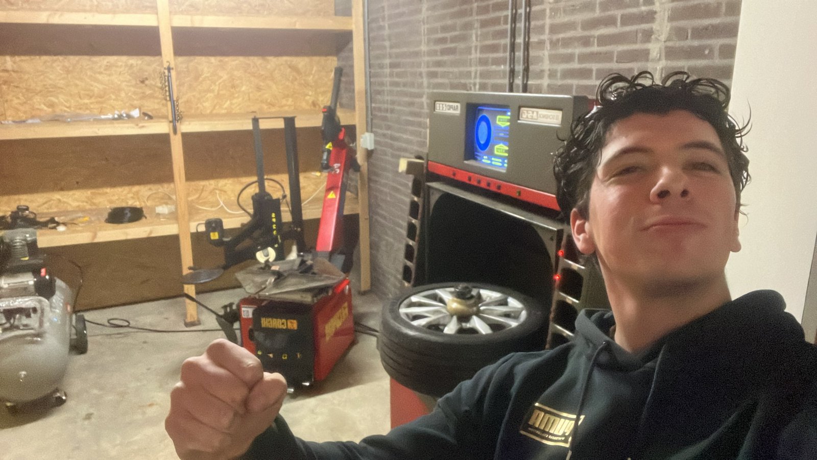 Don bij zijn eerste eigen bandenapparatuur in de garagebox van zijn vader