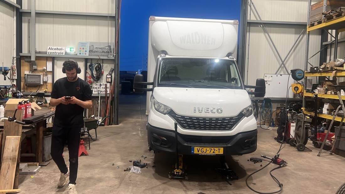 Bedrijfswagen in de werkplaats van Don Autobanden